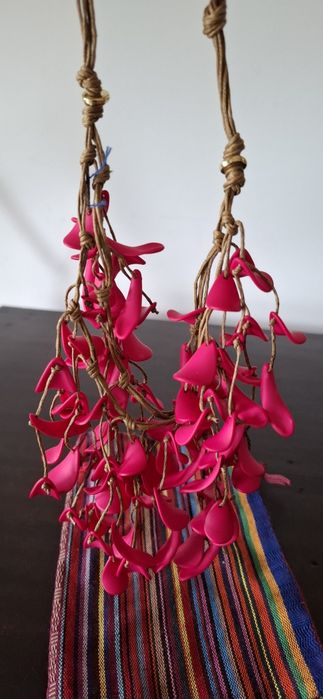 Colar rosa fucsia com bolsa