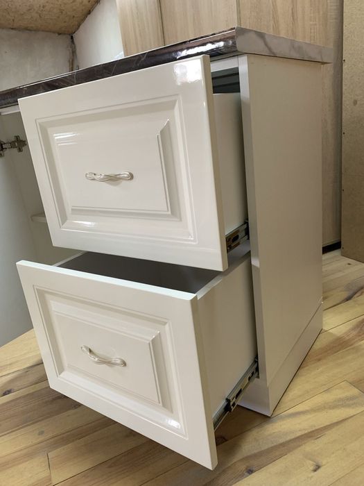 Тумба нова глянець.