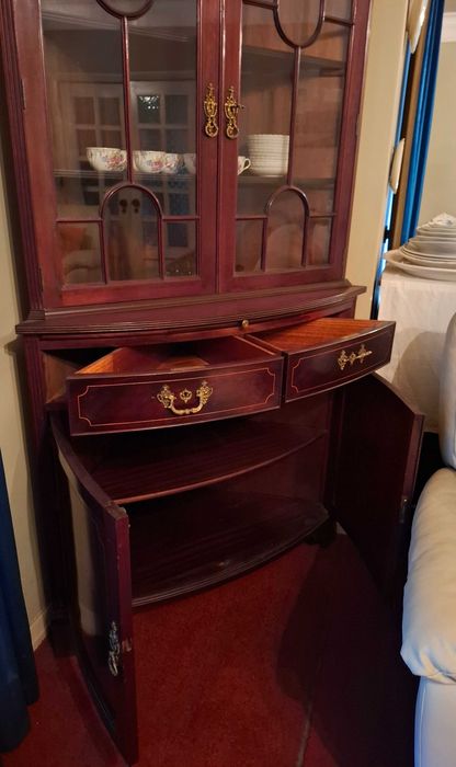 Móvel de Canto de Mogno