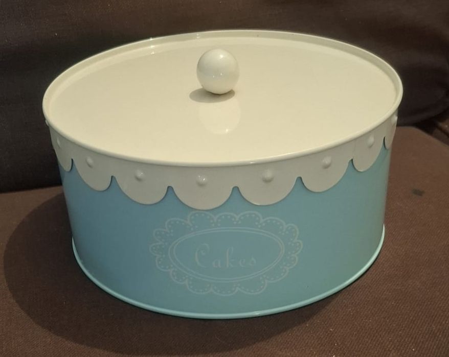 Caixa de lata azul e branca