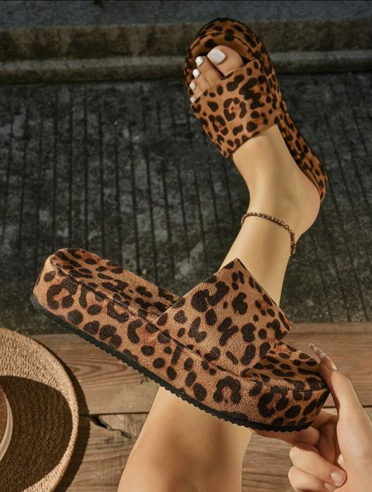 Klapki w panterke na grubej podeszwie 38