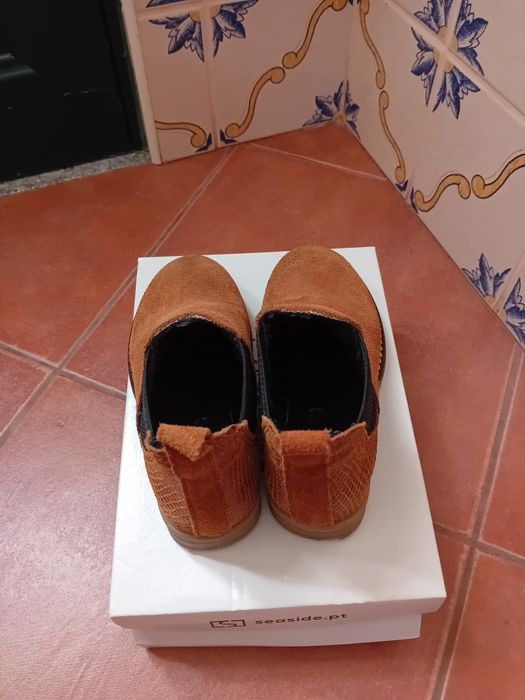 Botas em pele 26 semi novas