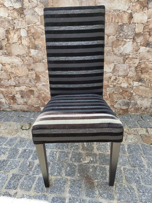 Cadeiras com encosto alto pretas com riscas cinza