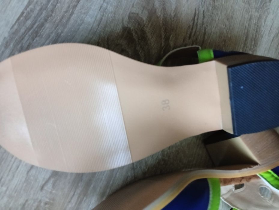Sandały na niskim obcasie z paseczkami na kostce