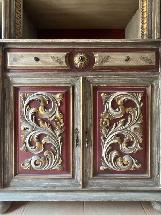 Armário lacado em madeira maciça