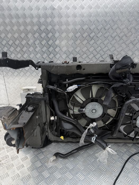 Pas przedni kompletny Toyota Prius 3 lift 1.8 hybryda