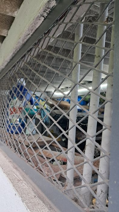 Porta em ferro + aro e grelhas laterais