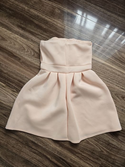 Elegancka piankowa sukienka