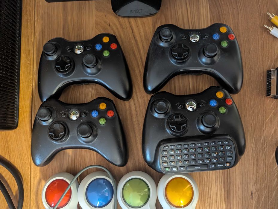 XBOX 360 + 4 pady + kinnect + gry + klawiatura do pada