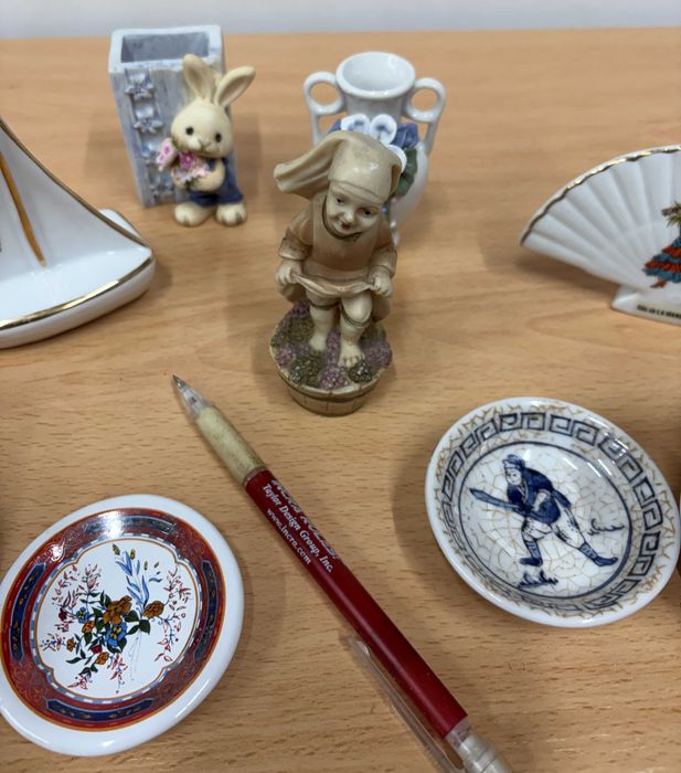 Lote 9 Miniaturas Porcelana/Cerâmica (Jarras, Figuras, Pratos)