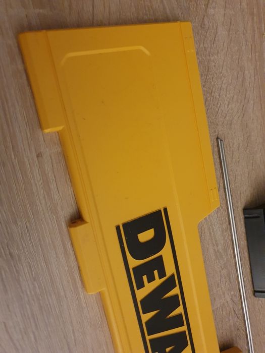 Dewalt DWST1-75663 Klapa górna oraz klapa baterii