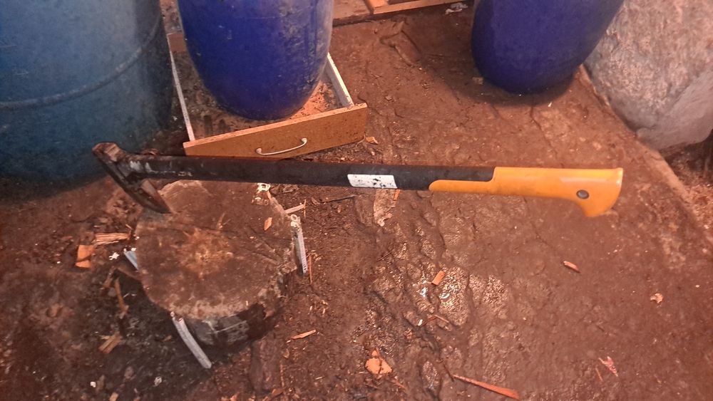 Sprzedam 2 siekiery marki fiskars
