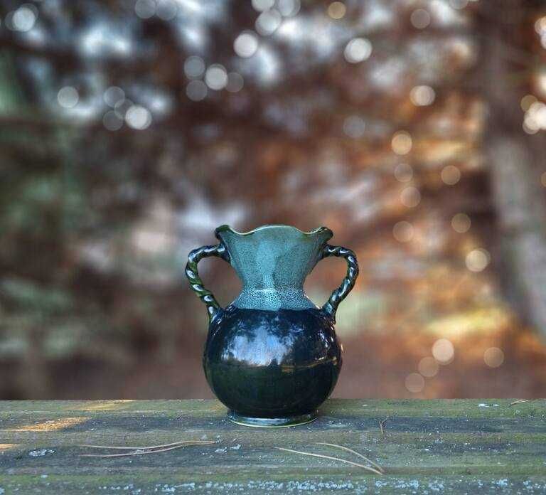Ceramiczny zielony wazon z dwoma uchwytami