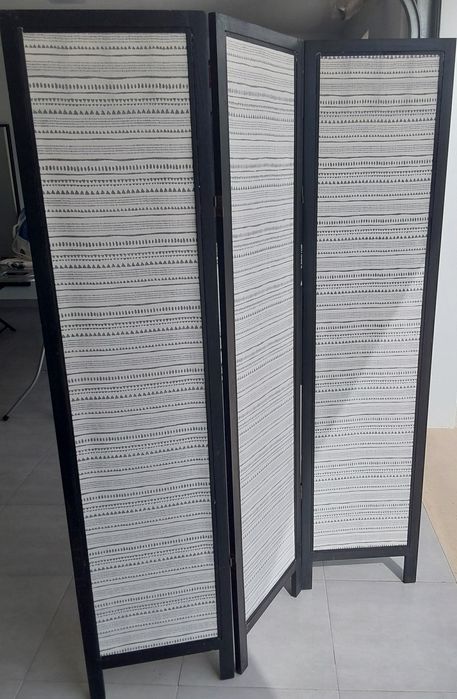 Biombo de tres painéis em madeira e tecido.