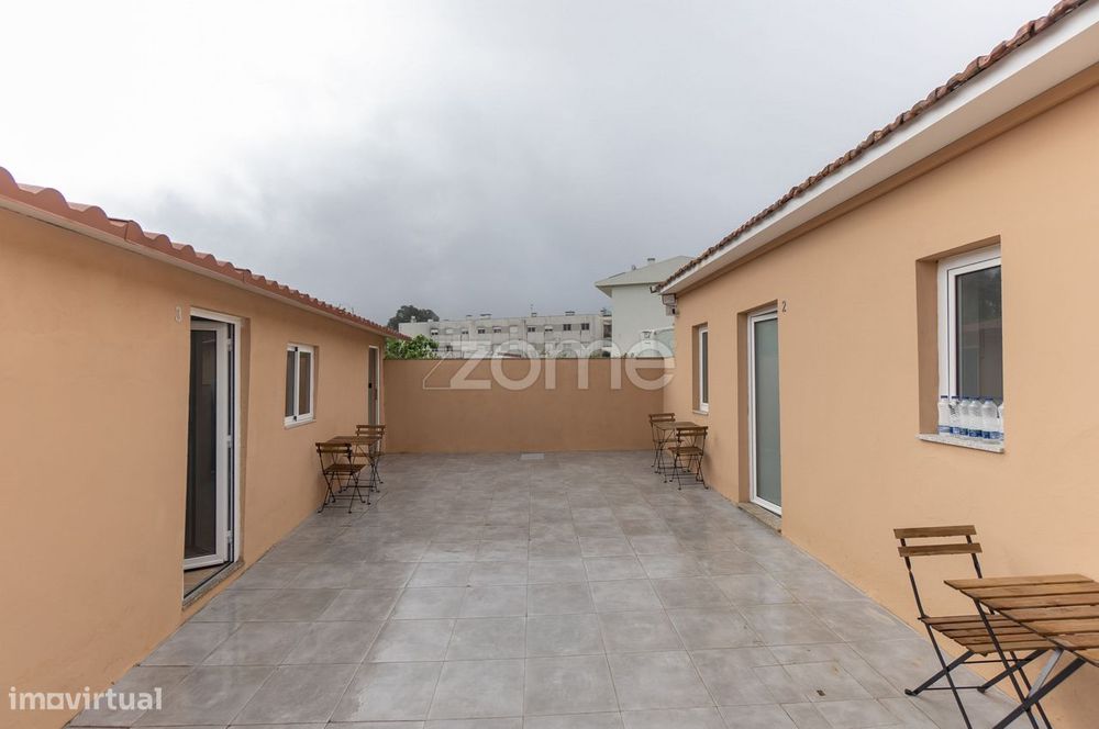 Conjunto de 3 casas independentes em Canelas