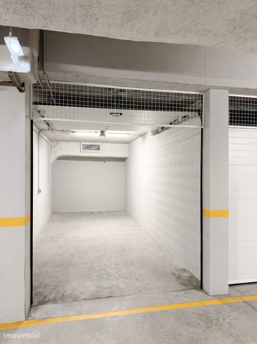 Apartamento mobilado com largo terraço no edifício Paço de Rei Plaza.