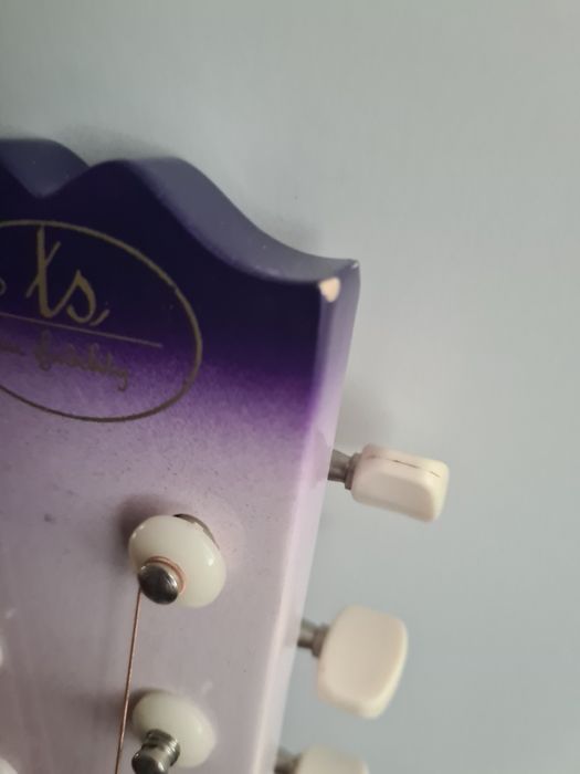 Fioletowa gitara akustyczna