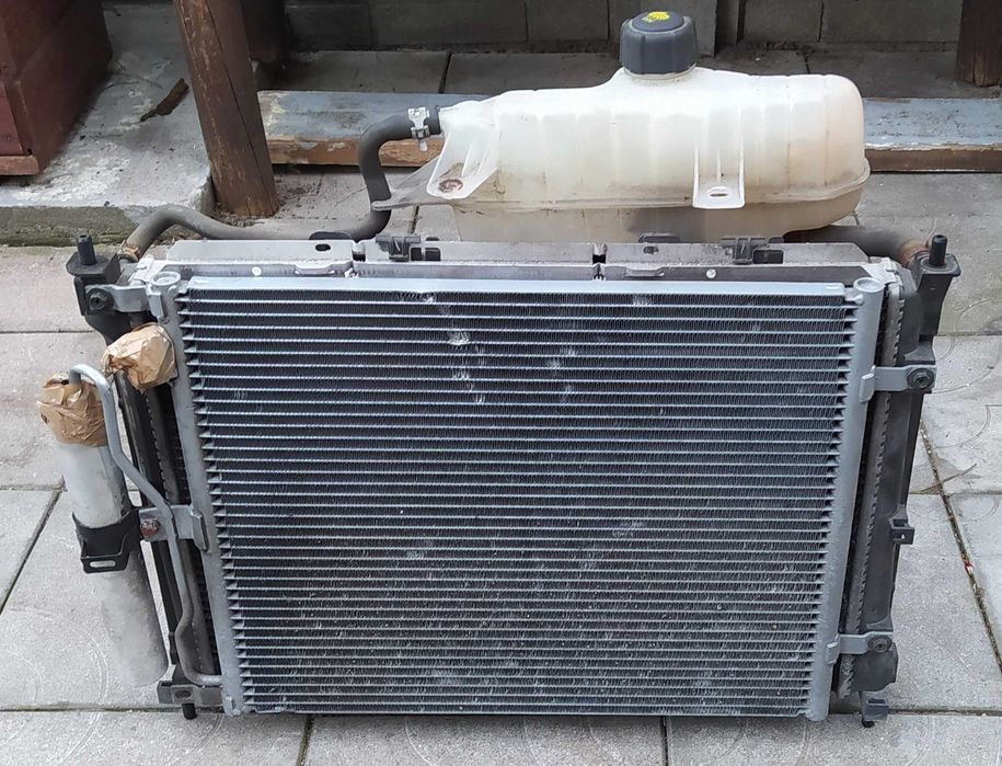 Komplet chłodnic klimatyzacja wentylator NISSAN NOTE E11  z 2010 roku