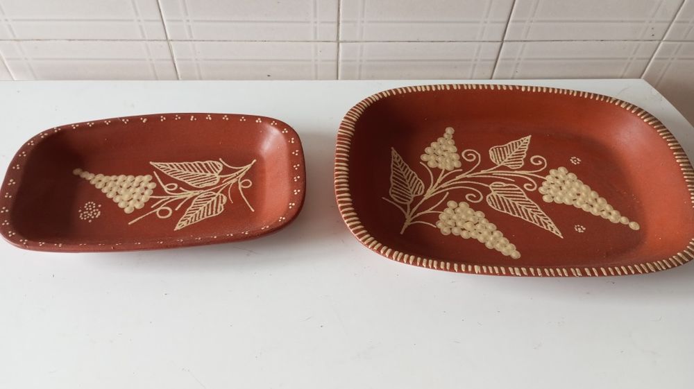 Travessas em barro decoradas