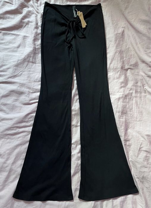штани в рубчик skims soft lounge ruched pant