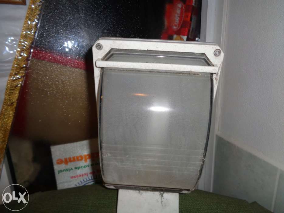 Candeeiro espectacular de pé em aluminio lacado branco