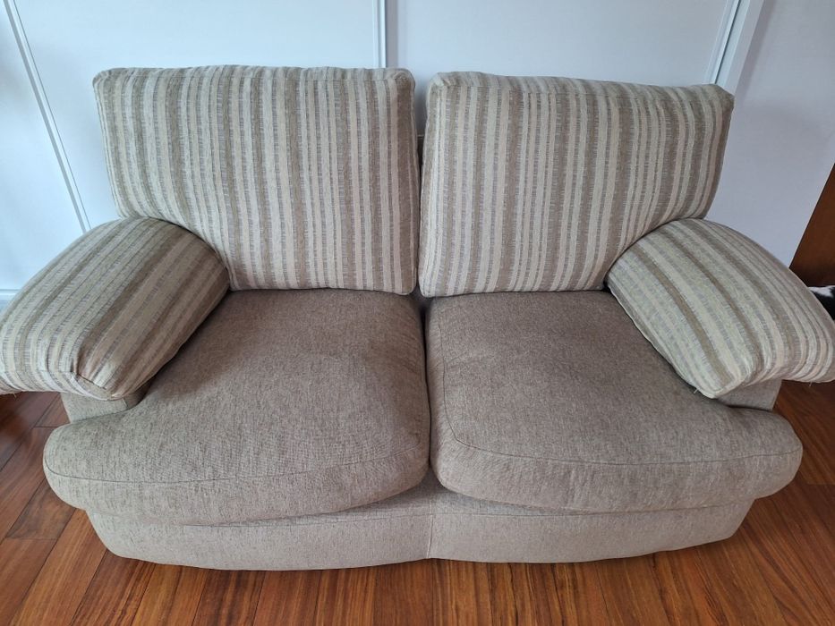 Sofá 2 lugares espaçoso e em bom estado