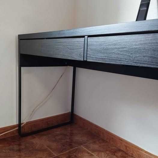 Secretária IKEA 142x50cm cor preto