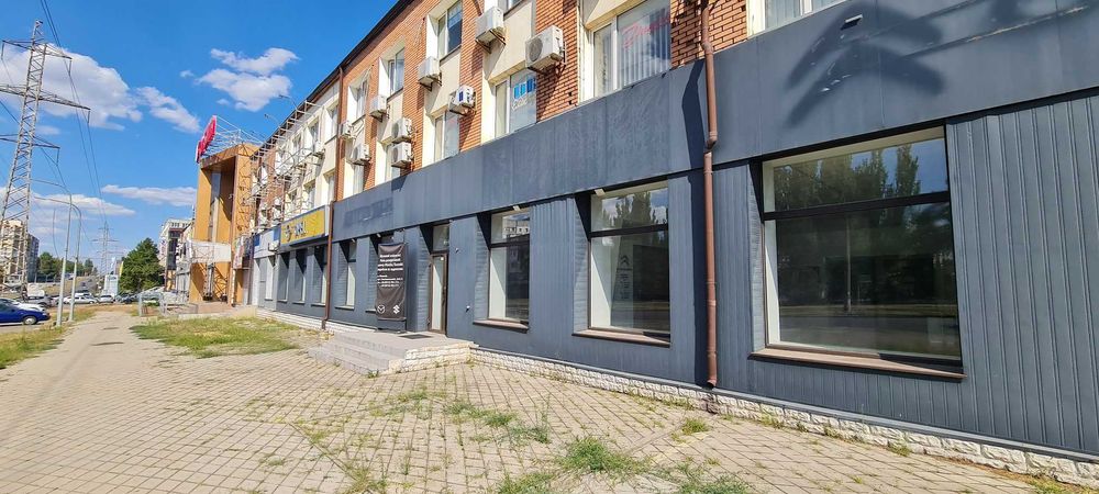 Продаж 790 кв.м. Фасадне приміщення та сто. вул. Космонавтів.