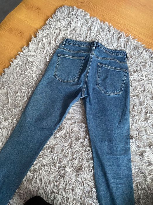 Jeansy z dziurami