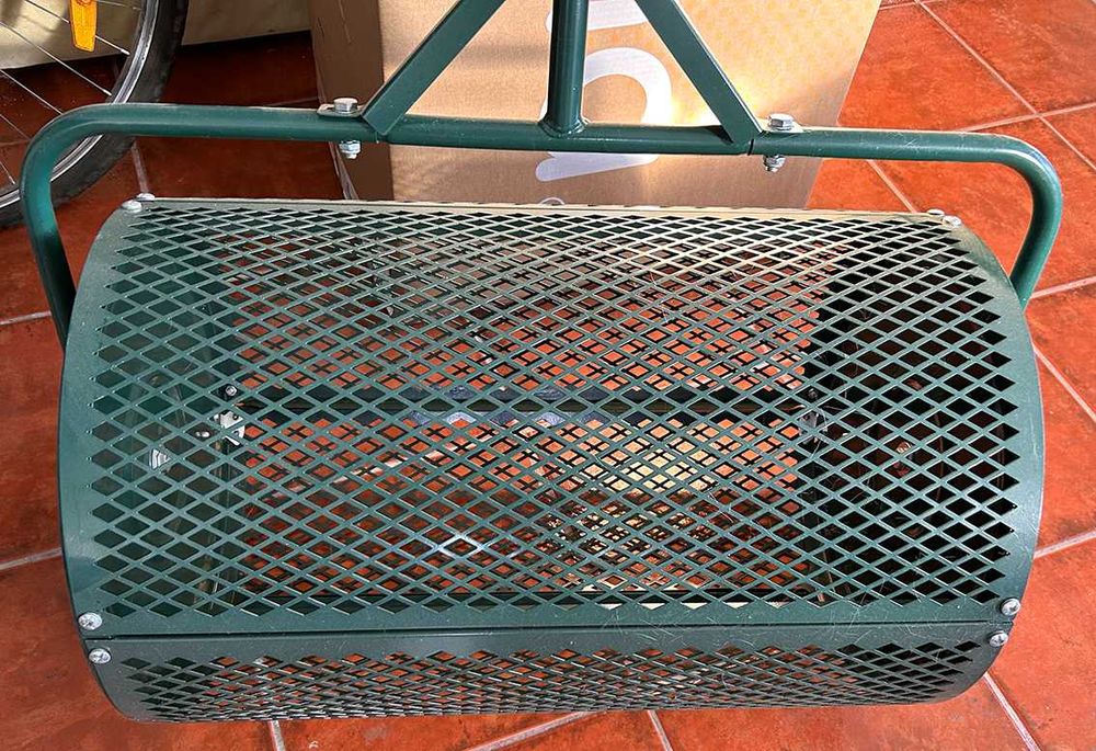 Rolo para espalhar composto na relva