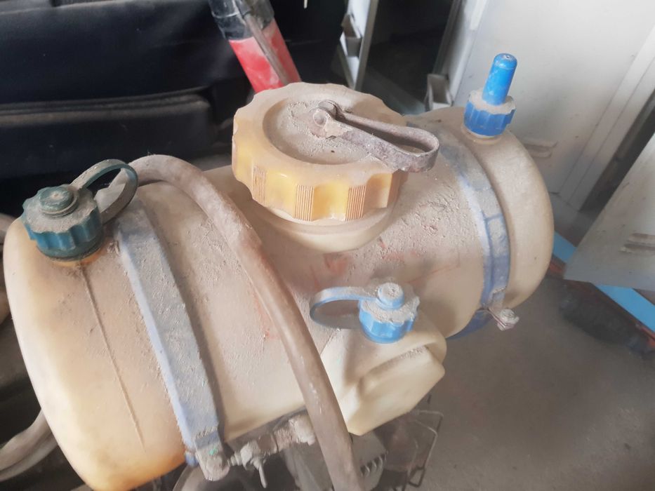 Maquina de aplicar herbicida pesticida a motor com depósito