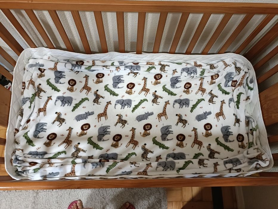 Berço com adereços incluídos e colchão