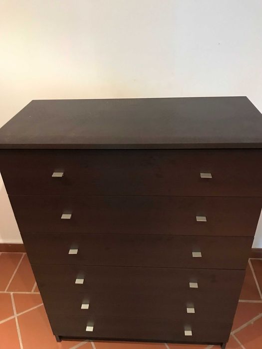 Cómoda em madeira laminada castanha escura (83 x 40 cm) - 90€