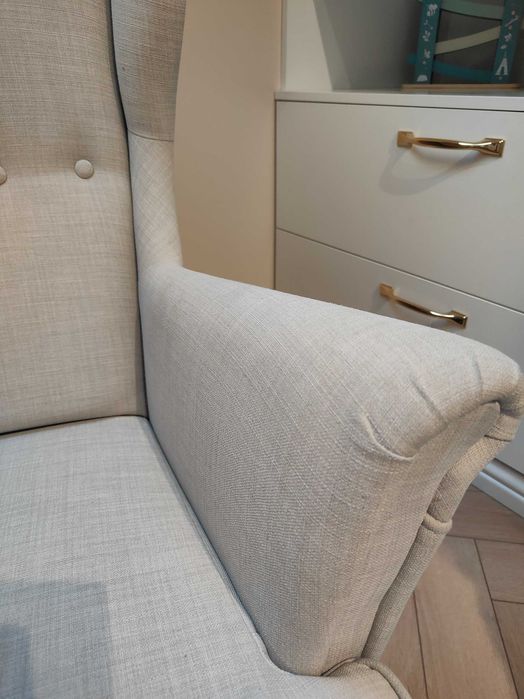 Fotel z podnóżkiem STRANDMON Ikea piaskowy kolor