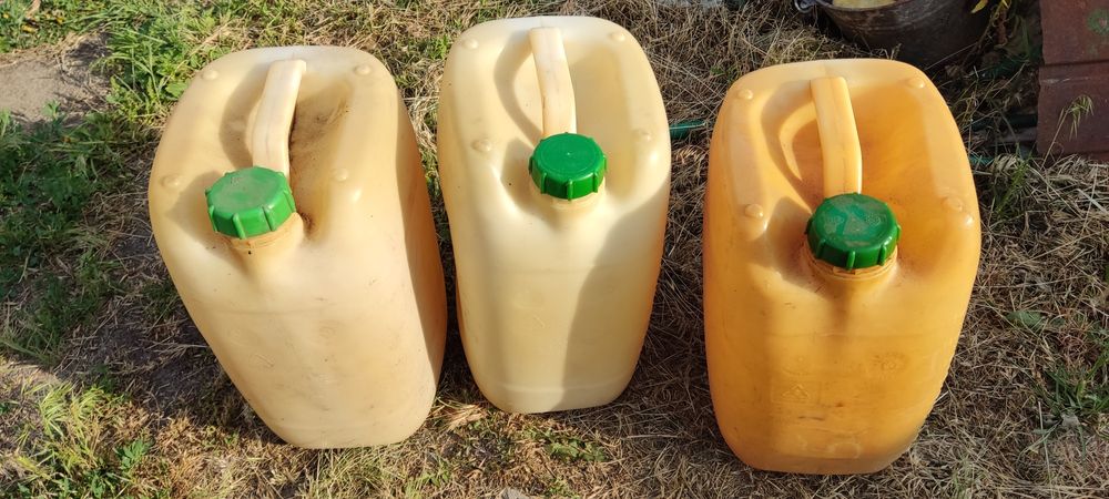 Канистры, дверь деревянная кабель силовой, лак для паркета