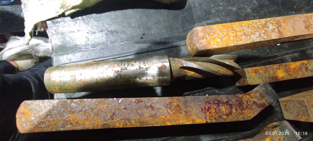 Резцы для токарного станка, фреза, метчик