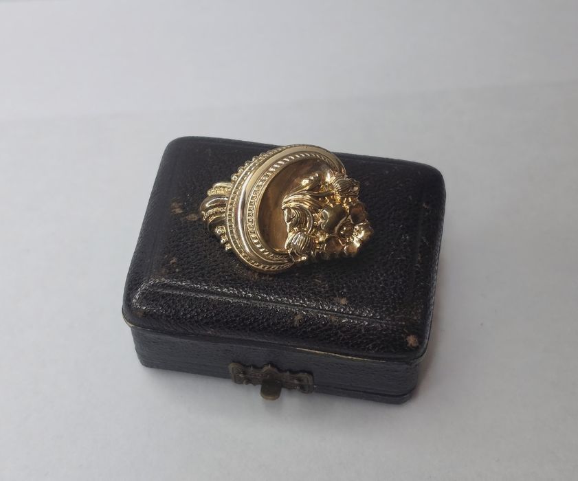 Broszka złocona biedermeier