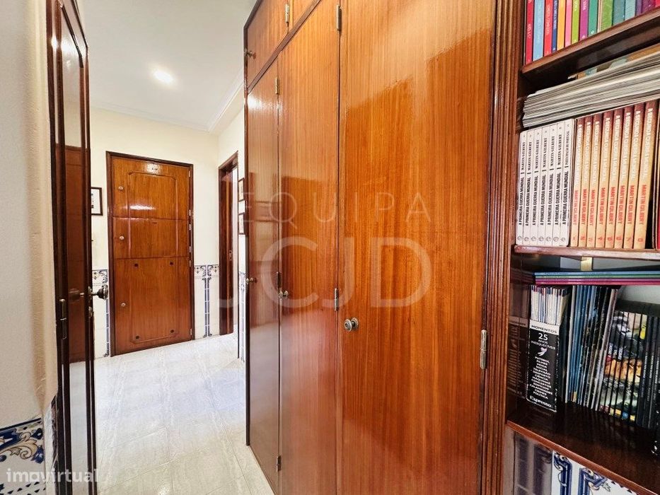 Apartamento T2 Renovado com Varanda e Elevador | Entrecampos, Lisboa