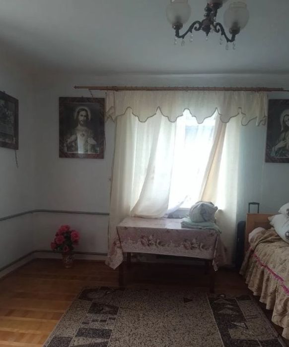 Продаж будинку з земельною ділянкою.