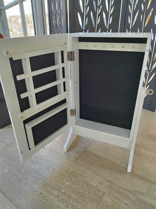 Armário guarda jóias pequeno com espelho