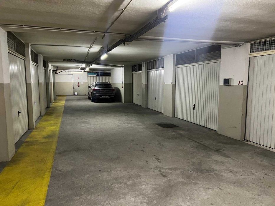 Garagem box fechada – 40,5 m² – junto ao Colégio dos Carvalhos