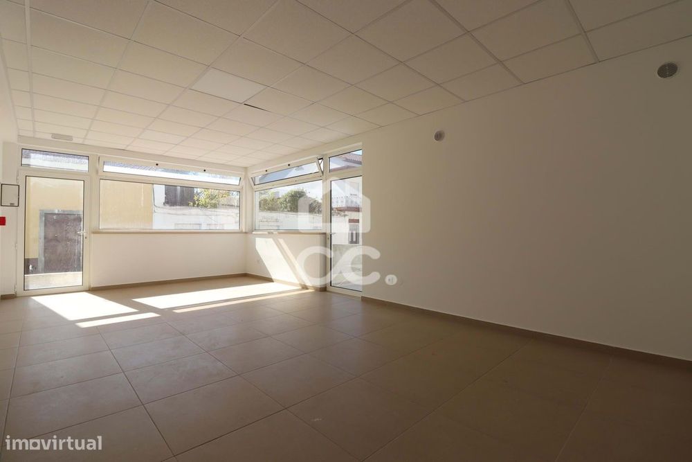 Loja nova, com montras e wc, para arrendamento no centro da Vila do Av