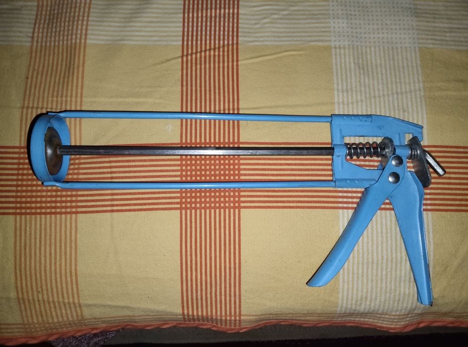 Пистолет для силикона и герметика