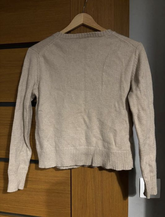 beżowy sweter mango