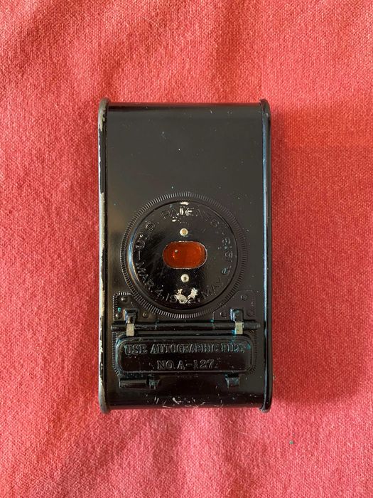 Máquina fotográfica muito antiga Kodak, com estojo