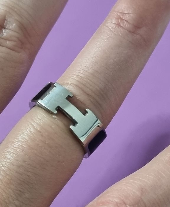 Anel preto e prateado, em aço inoxidável, com letra "H". T17