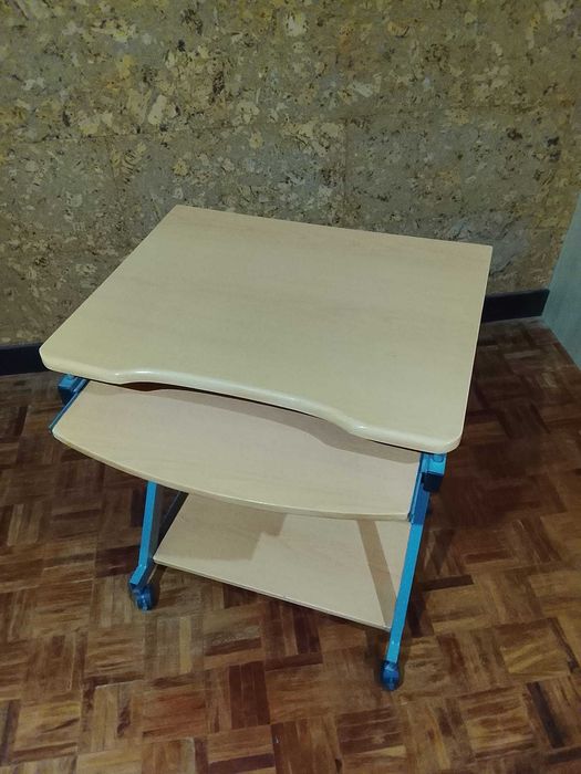 Mesa de Computador Pequena com Rodas — Setúbal
