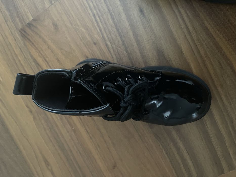 Botas pretas verniz com atacadores e fecho na lateral