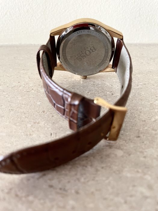 Relogio Hugo Boss com caixa dourada