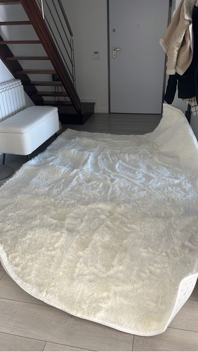 Tapete branco com pelo macio e fofo